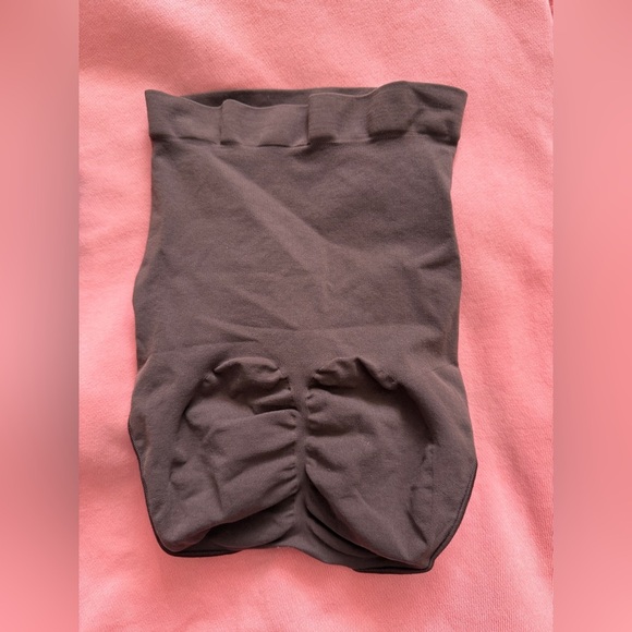 Skims Maternity Sculpting High Waist Brief - Picture 2 of 4